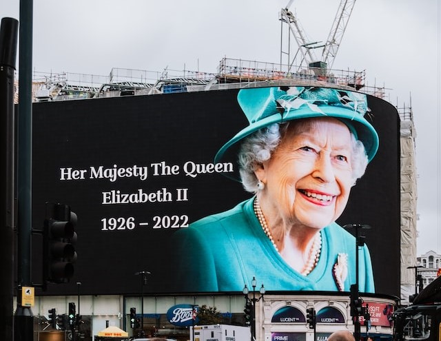 Shows Queen Elizabeth ll poster along with birth and death year